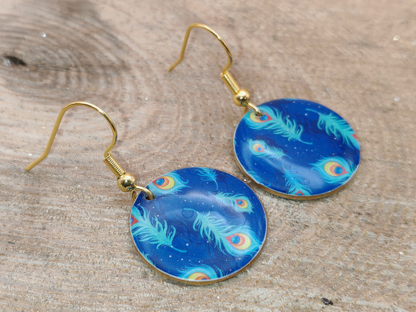 Boucles d’oreilles – Plumes sur bleu profond
