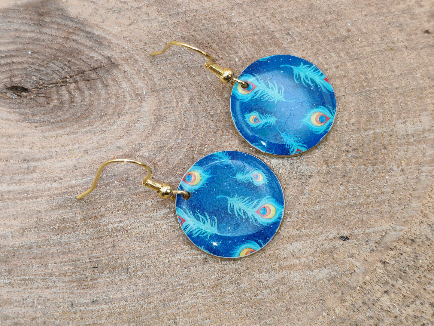 Boucles d’oreilles – Plumes sur bleu profond