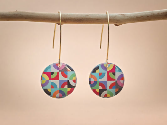 Boucles d’oreilles – Géométrie colorée en mouvement