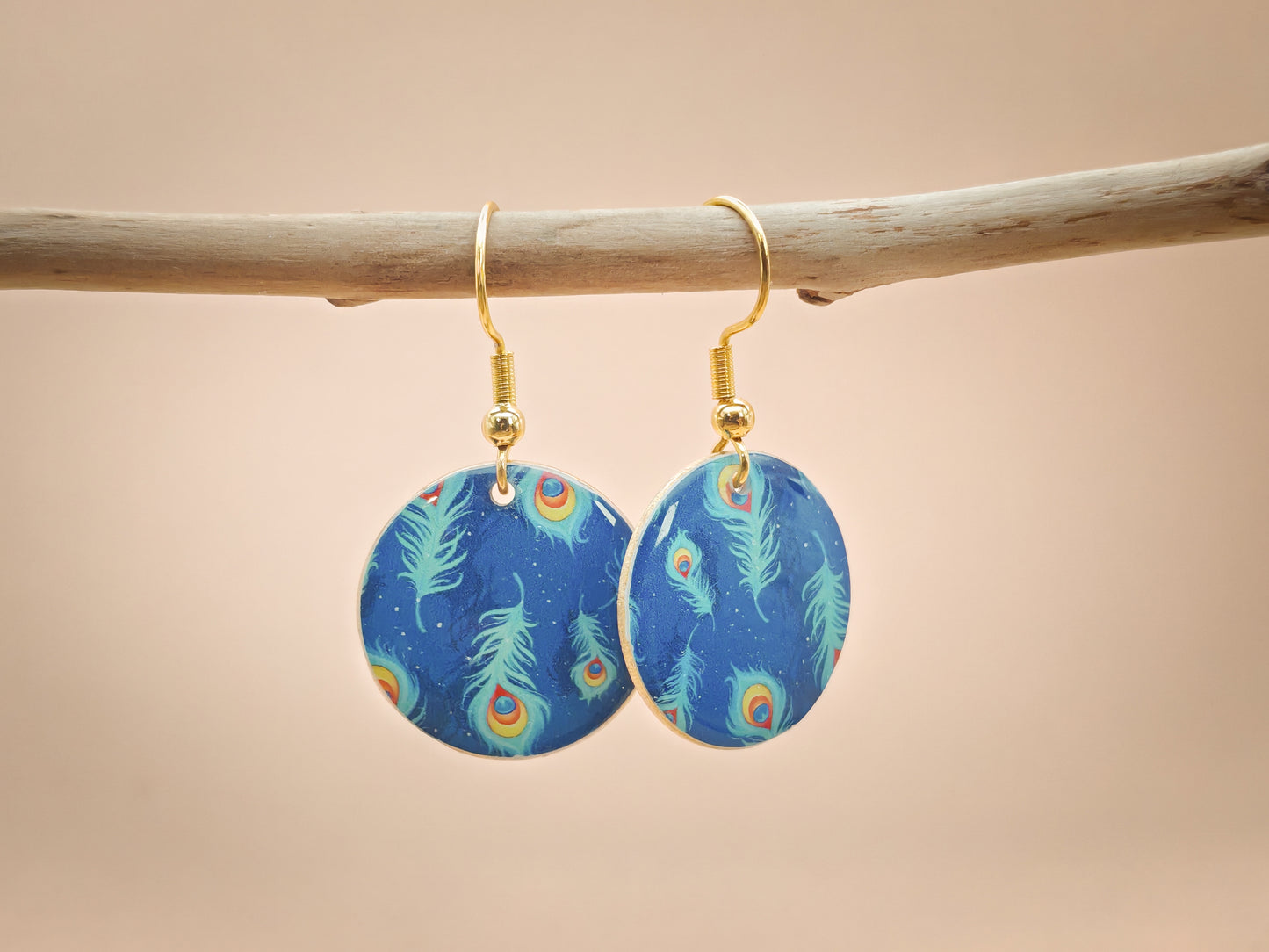 Boucles d’oreilles – Plumes sur bleu profond