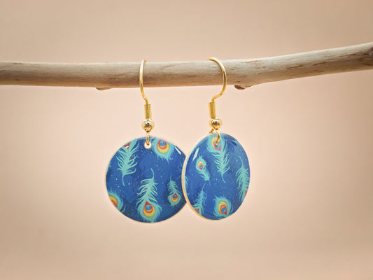 Boucles d’oreilles – Plumes sur bleu profond