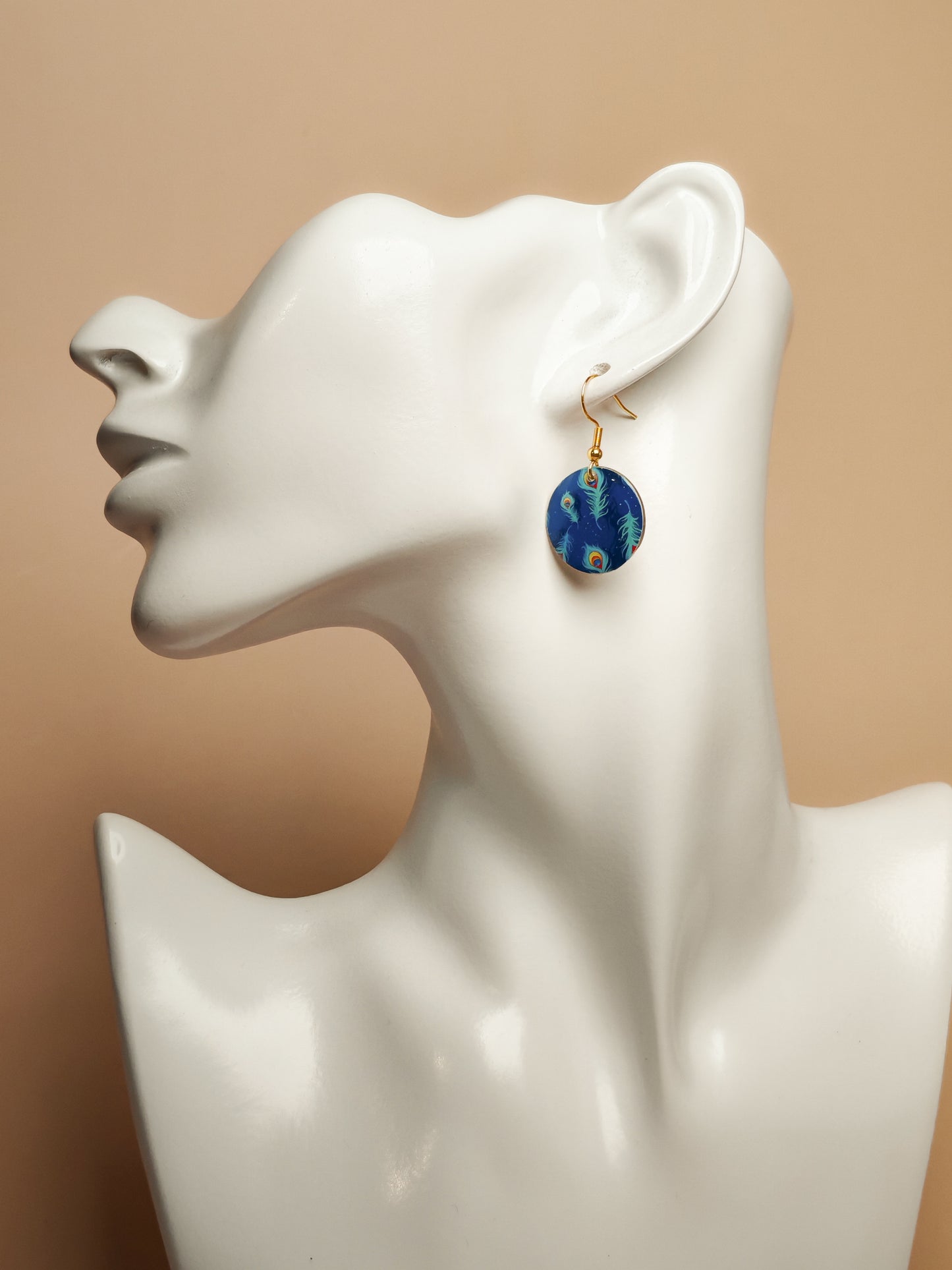 Boucles d’oreilles – Plumes sur bleu profond
