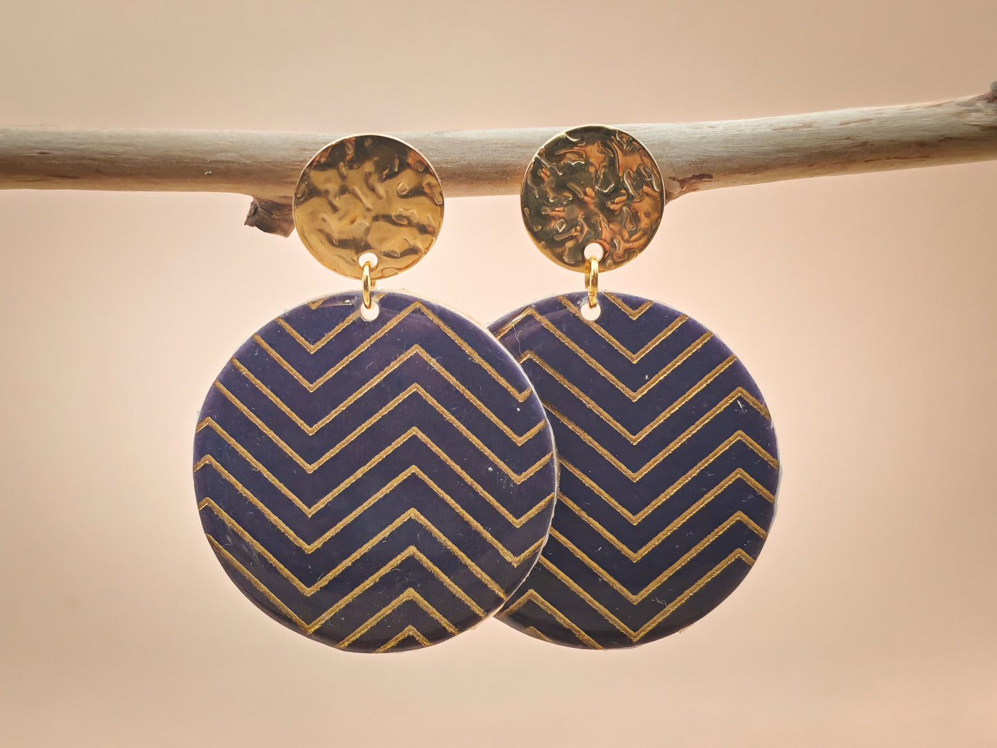 Boucles d’oreilles – Géométrie dorée sur violet profond