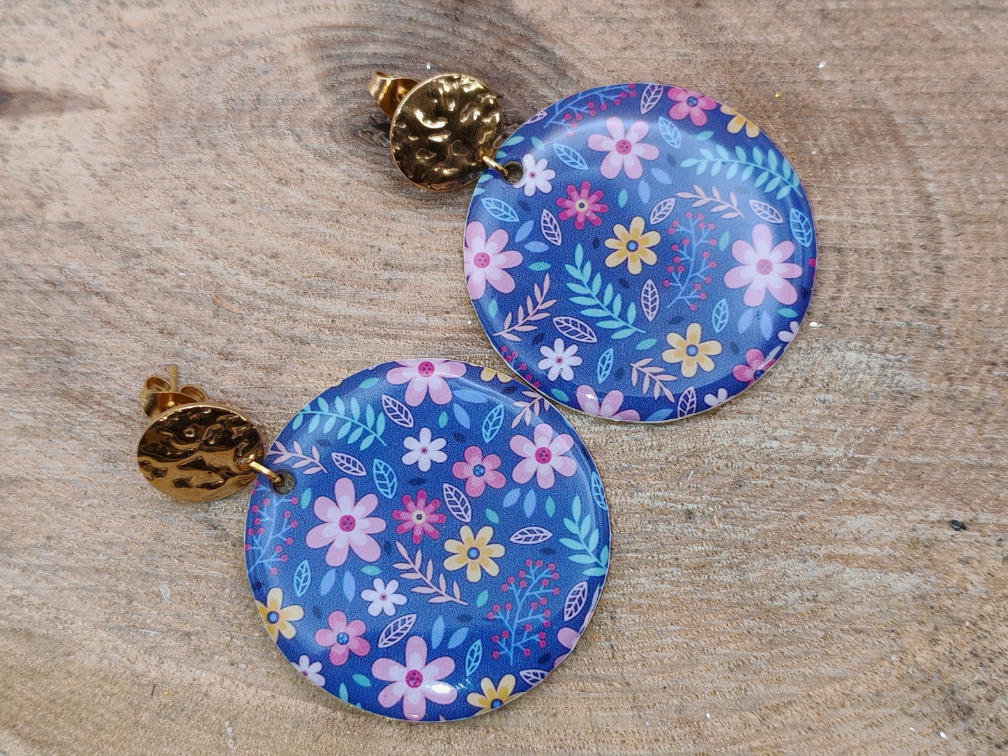 Boucles d’oreilles – Jardin fleuri sur bleu profond