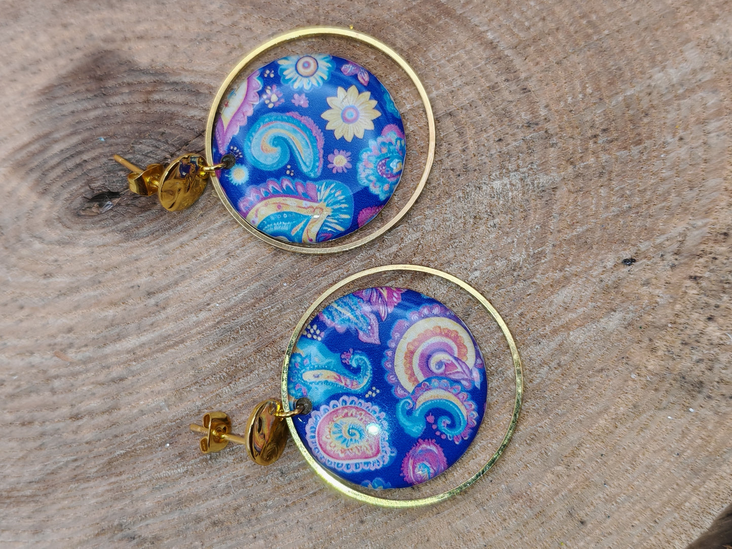 Boucles d’oreilles – Jardins paisibles sur fond bleu profond