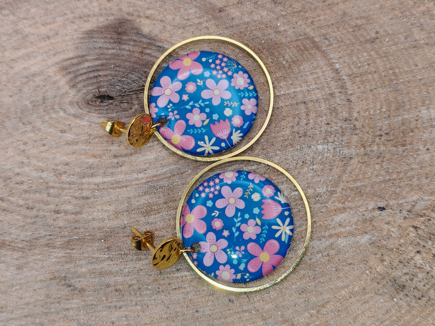 Boucles d’oreilles – Fleurs délicates sur bleu lumineux