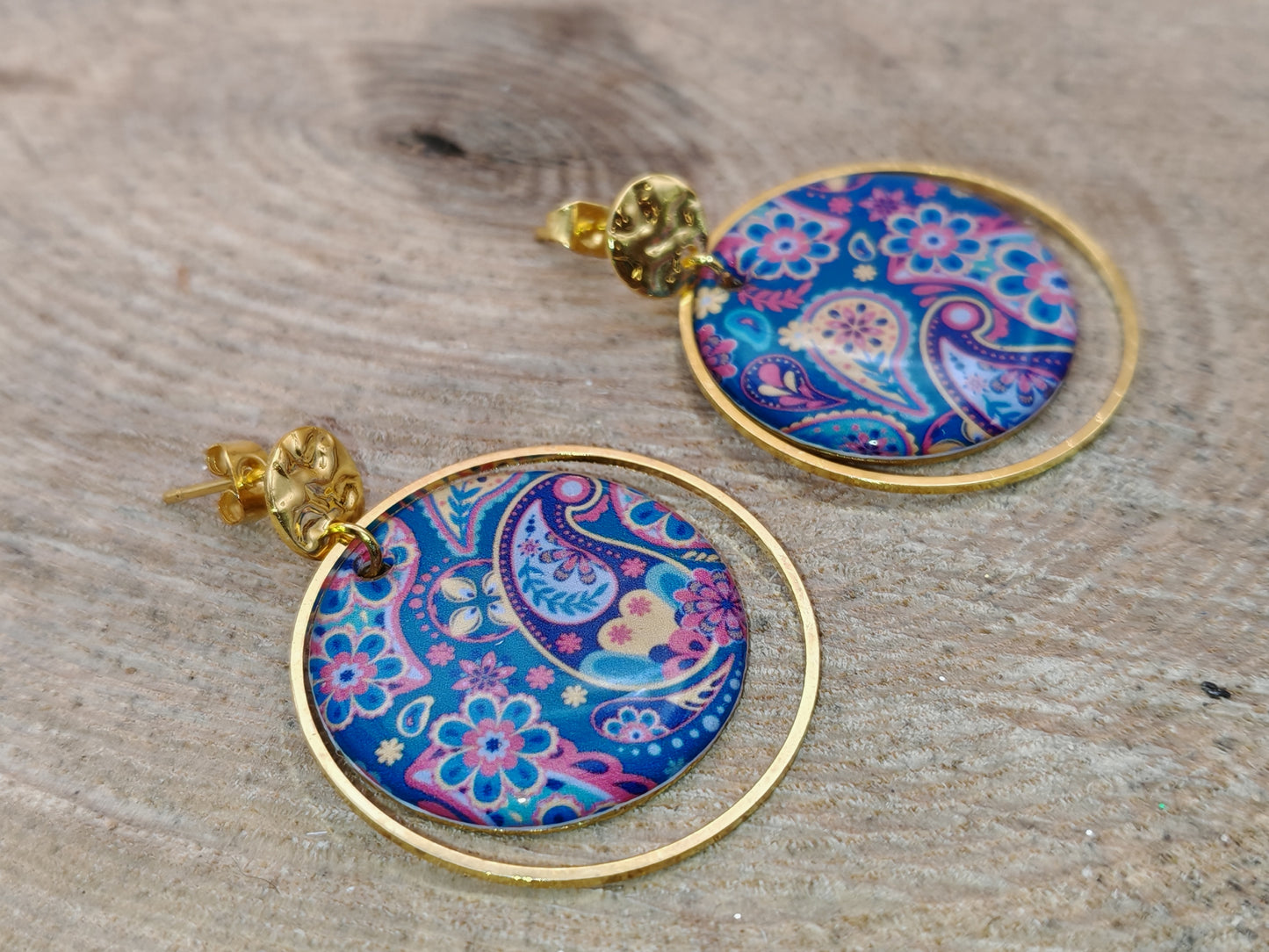 Boucles d’oreilles – Arabesques florales sur bleu profond