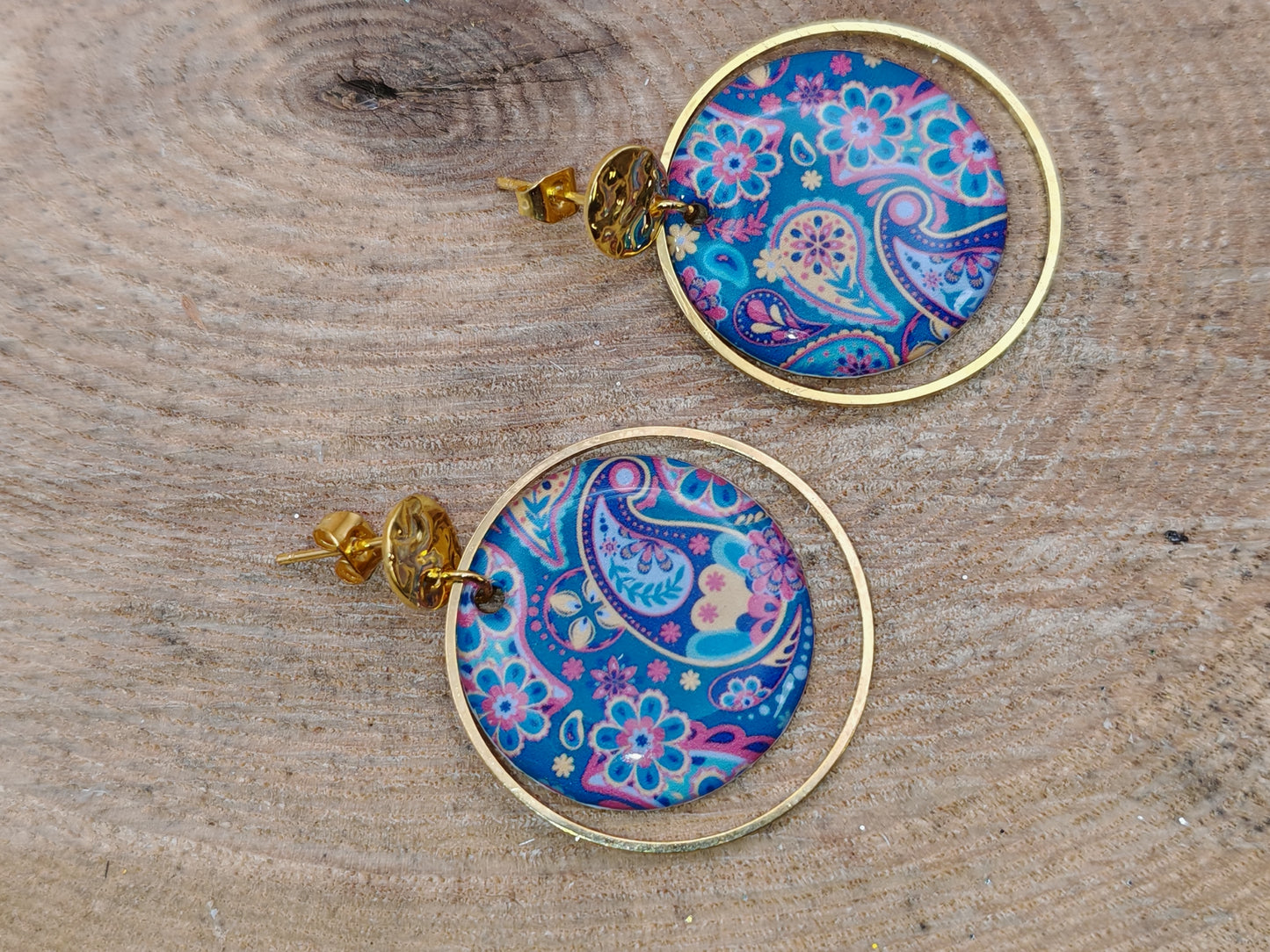 Boucles d’oreilles – Arabesques florales sur bleu profond