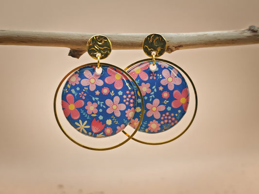 Boucles d’oreilles – Fleurs délicates sur bleu lumineux