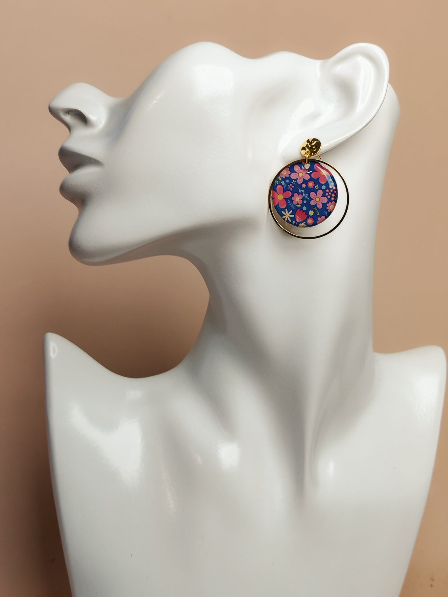 Boucles d’oreilles – Fleurs délicates sur bleu lumineux