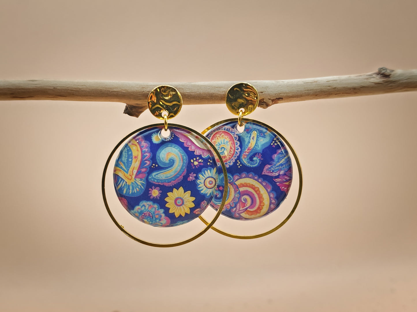 Boucles d’oreilles – Jardins paisibles sur fond bleu profond