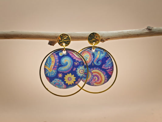 Boucles d’oreilles – Jardins paisibles sur fond bleu profond