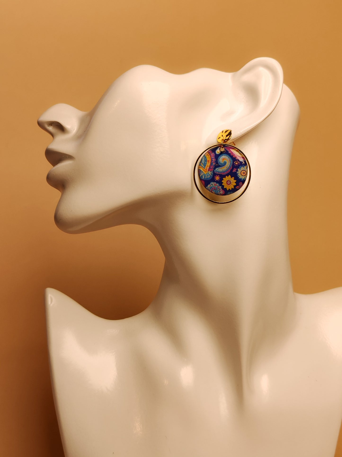 Boucles d’oreilles – Jardins paisibles sur fond bleu profond