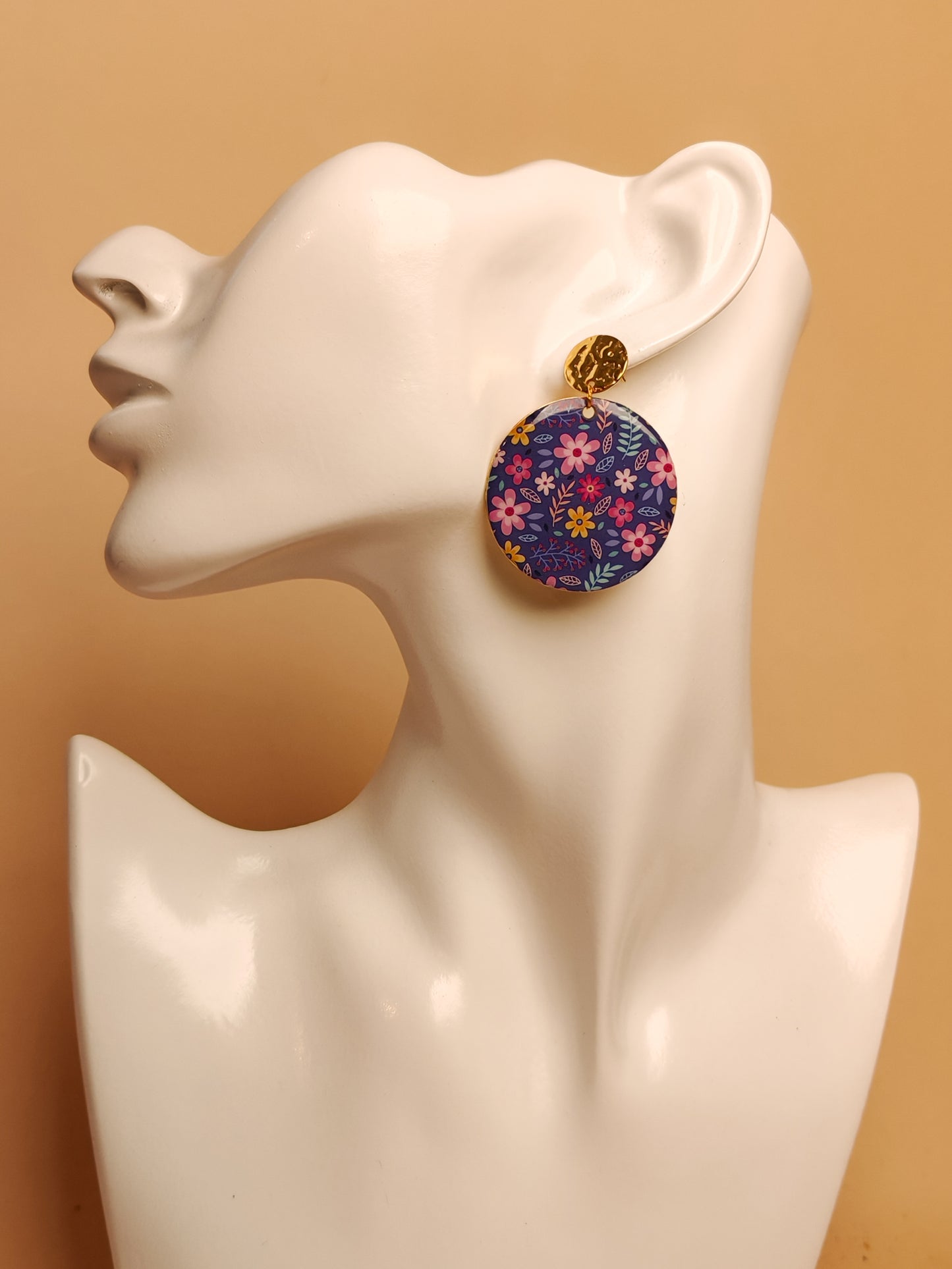 Boucles d’oreilles – Jardin fleuri sur bleu profond