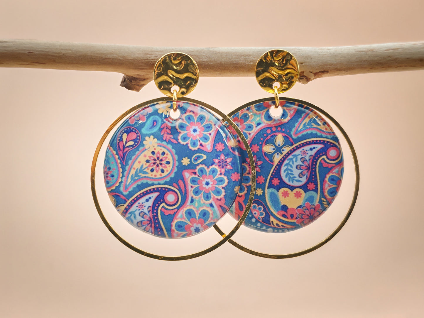 Boucles d’oreilles – Arabesques florales sur bleu profond