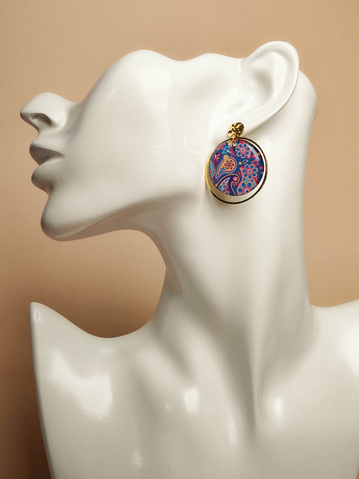 Boucles d’oreilles – Arabesques florales sur bleu profond