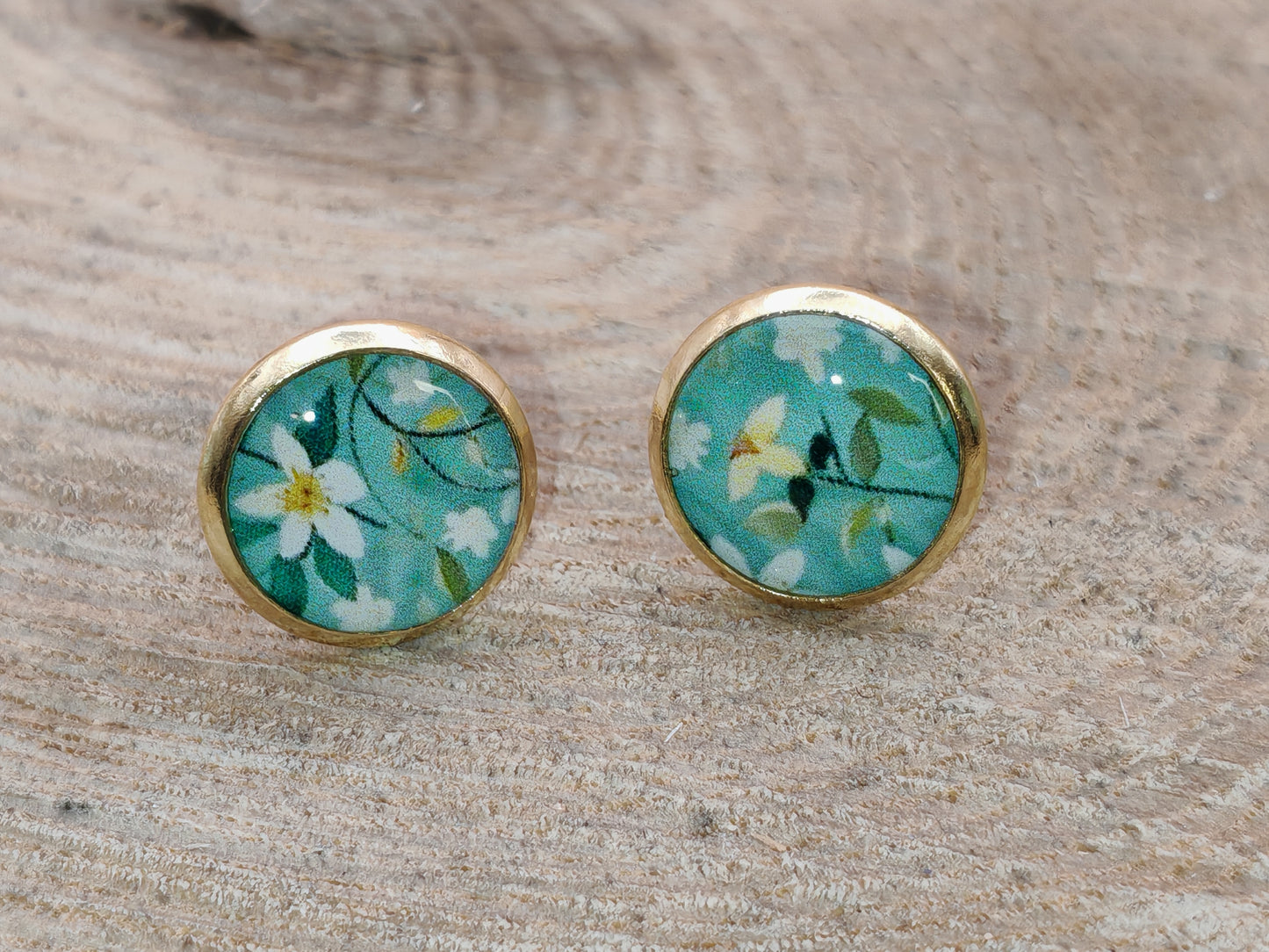 Clous cabochon de 10 mm – Fleurs blanches sur vert doux