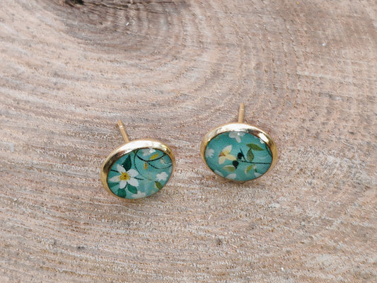 Clous cabochon de 10 mm – Fleurs blanches sur vert doux