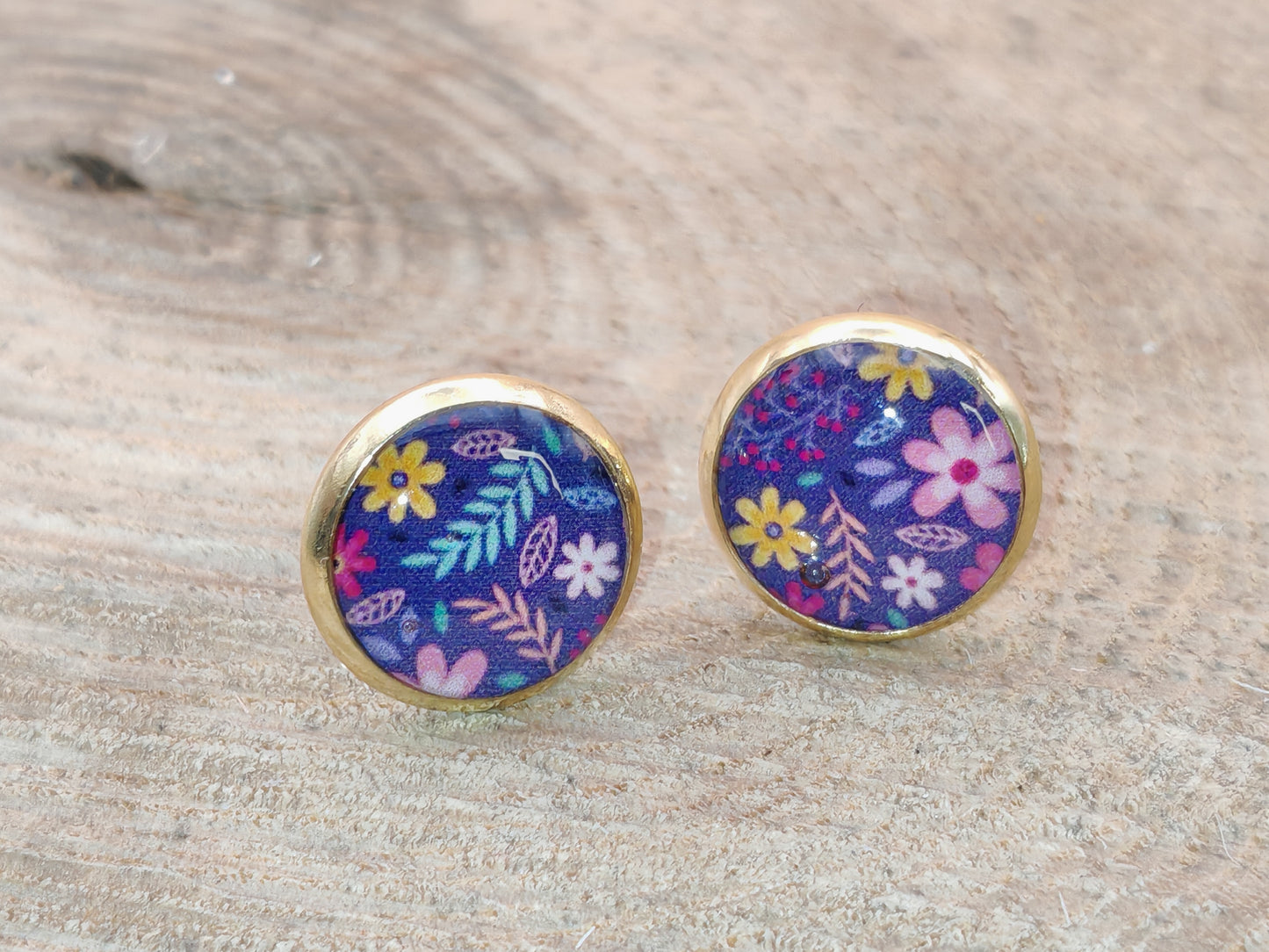 Clous cabochon de 10 mm – Jardin floral sur fond violet