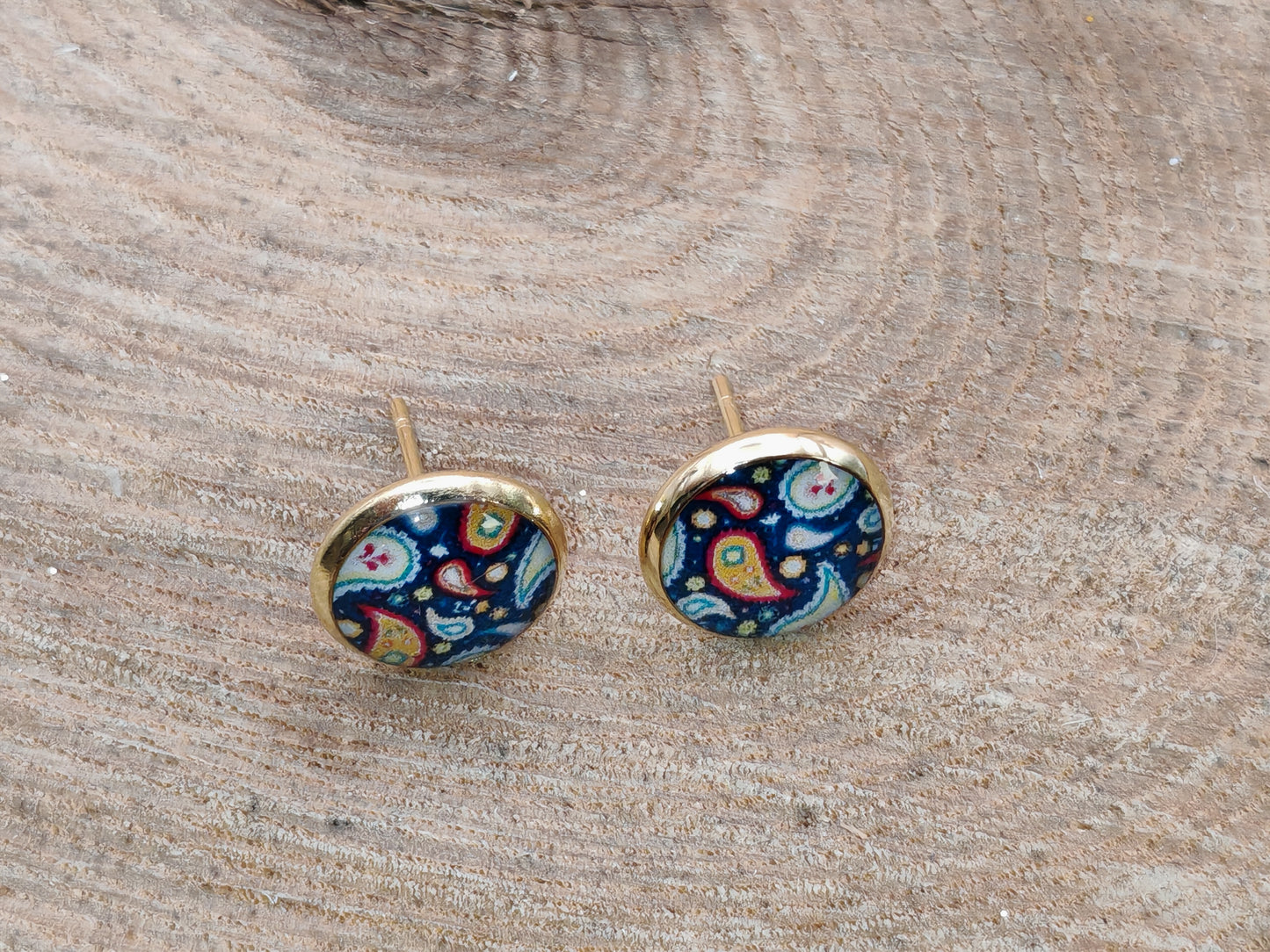 Clous cabochon de 10 mm – Paisley éclatant sur fond bleu