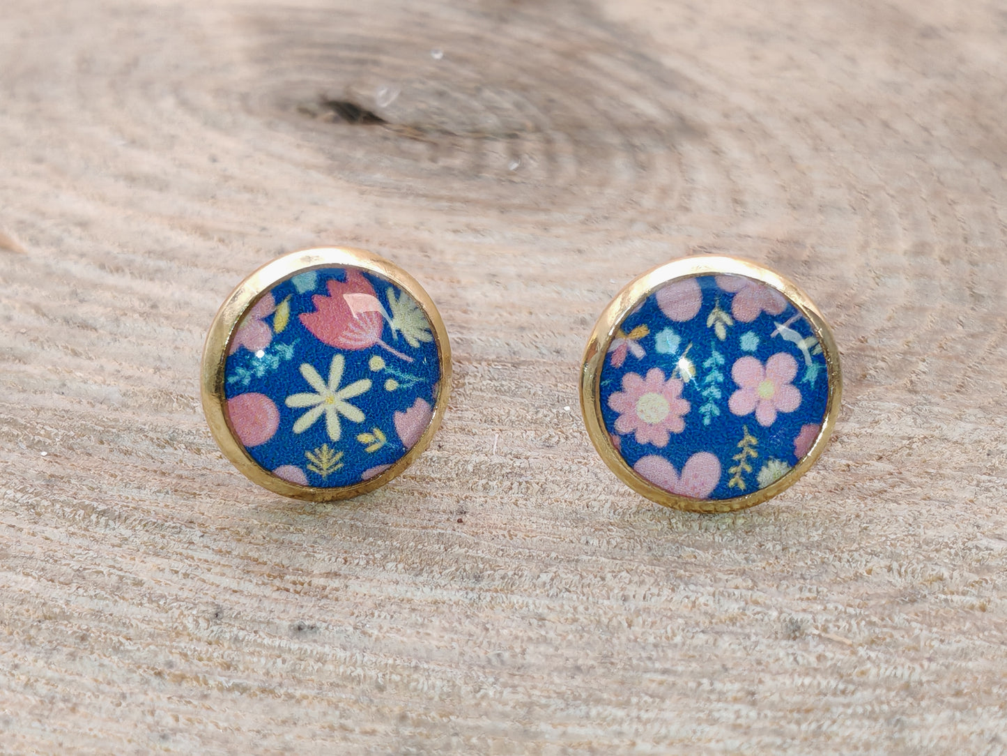 Clous cabochon de 10 mm – Fleurs délicates sur fond bleu profond