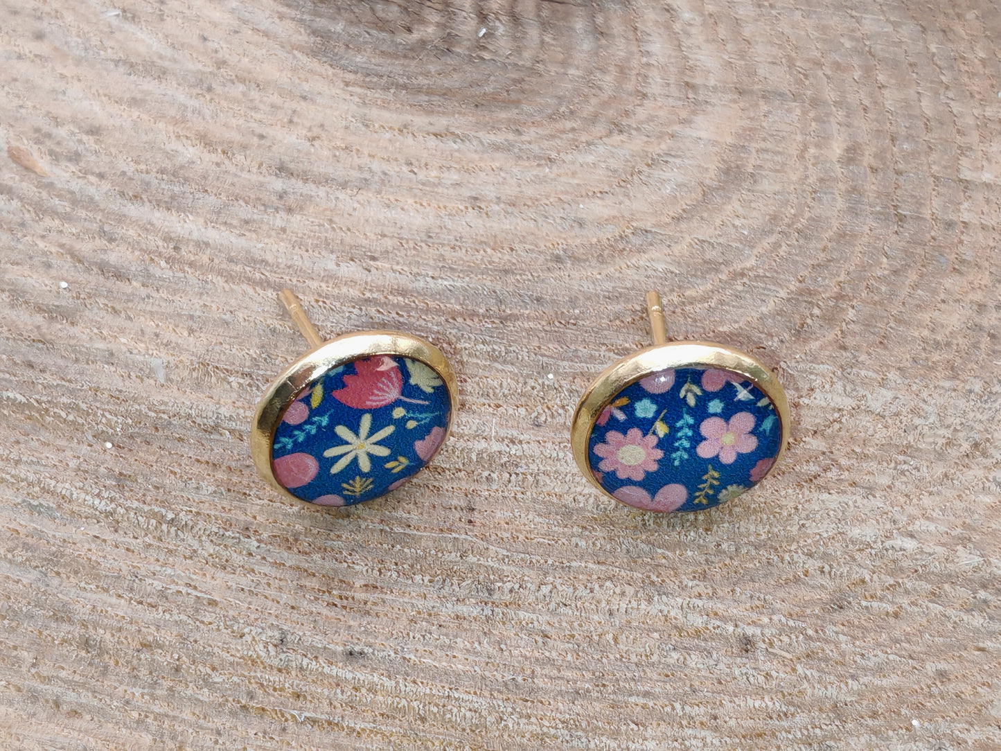 Clous cabochon de 10 mm – Fleurs délicates sur fond bleu profond