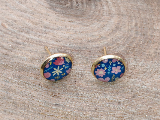 Clous cabochon de 10 mm – Fleurs délicates sur fond bleu profond