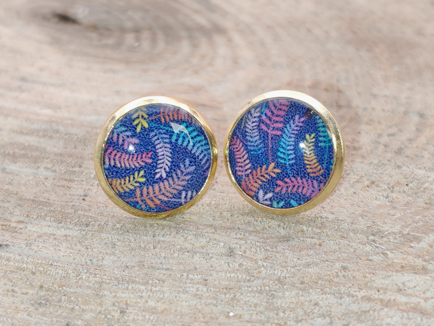 Clous cabochon de 10 mm – Feuillages colorés sur fond bleu texturé