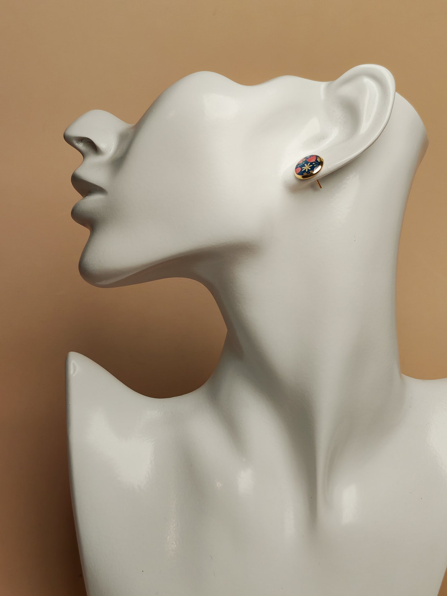 Clous cabochon de 10 mm – Fleurs délicates sur fond bleu profond