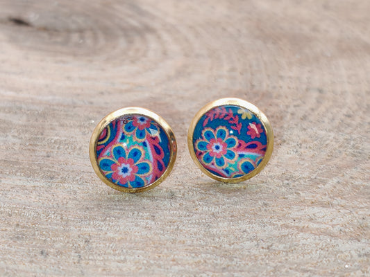 Clous cabochon de 8 mm – Arabesques colorées sur fond bleu