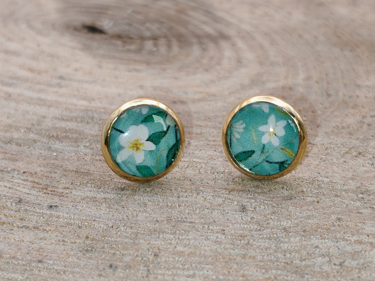 Clous cabochon de 8 mm – Fleurs blanches sur fond vert