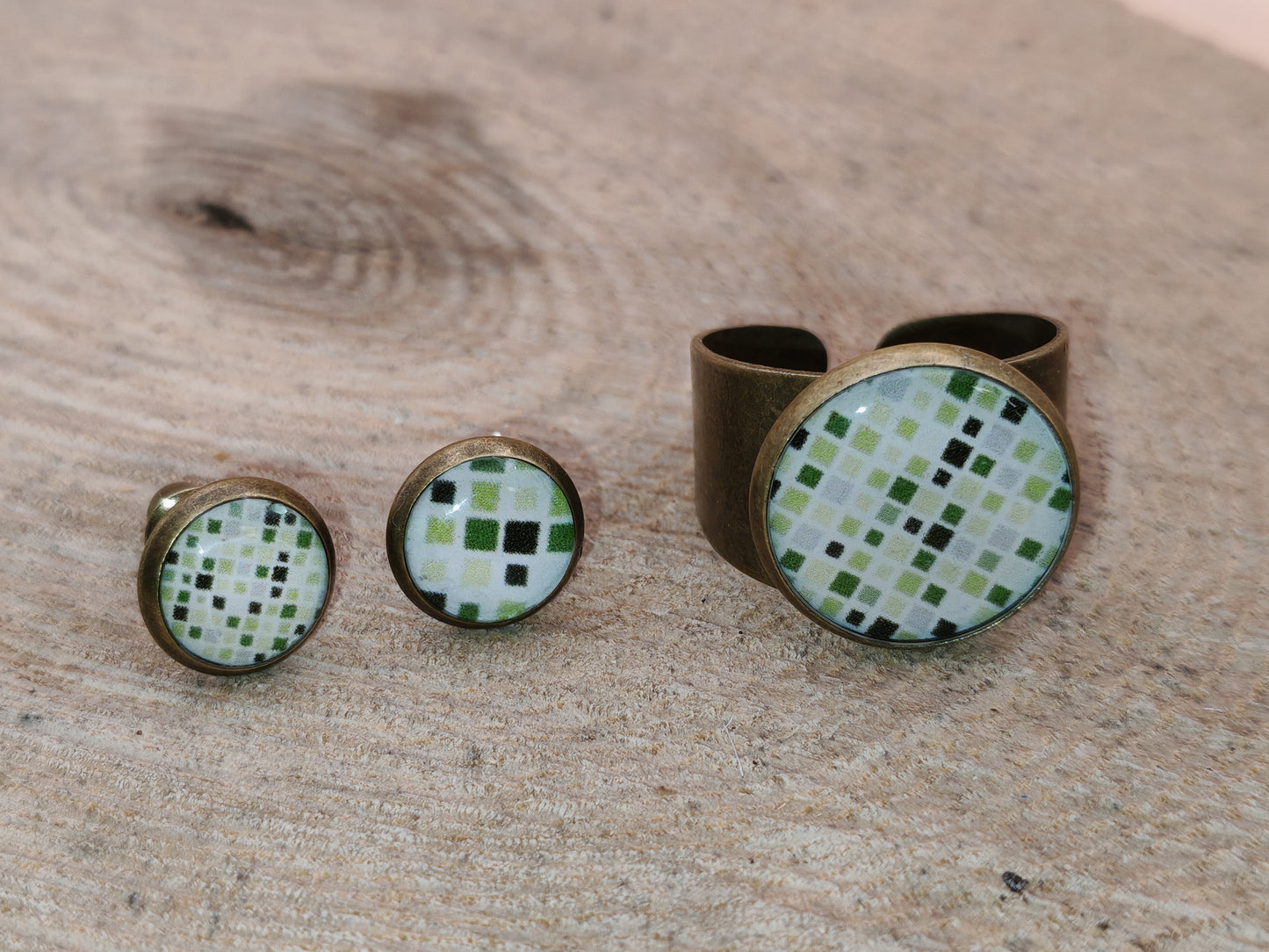 Ensemble bague + clous cabochons 8 mm - Carreaux pixel verts et fraîcheur printanière