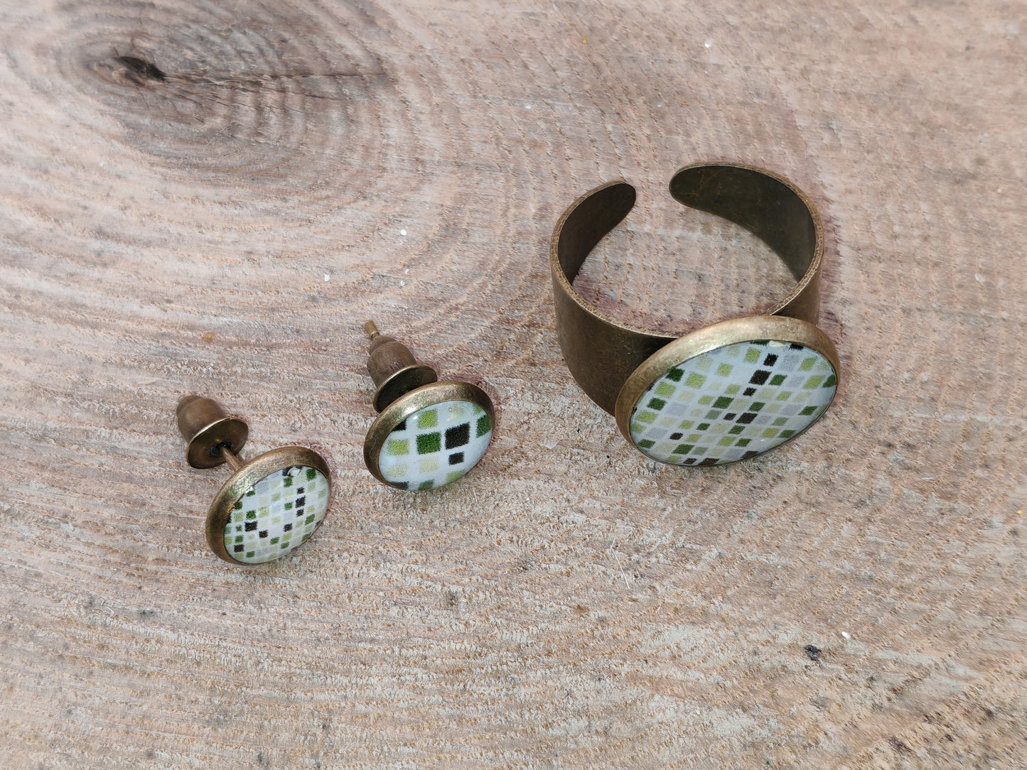 Ensemble bague + clous cabochons 8 mm - Carreaux pixel verts et fraîcheur printanière