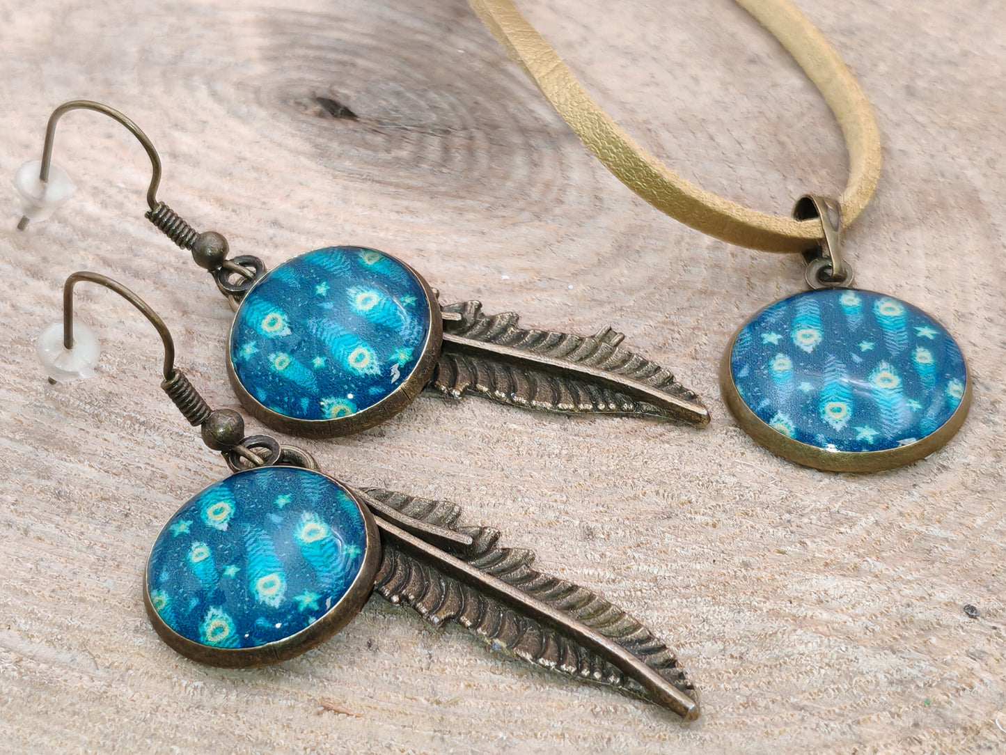 Ensemble pendentif + boucles d’oreilles – Plumes de minuit