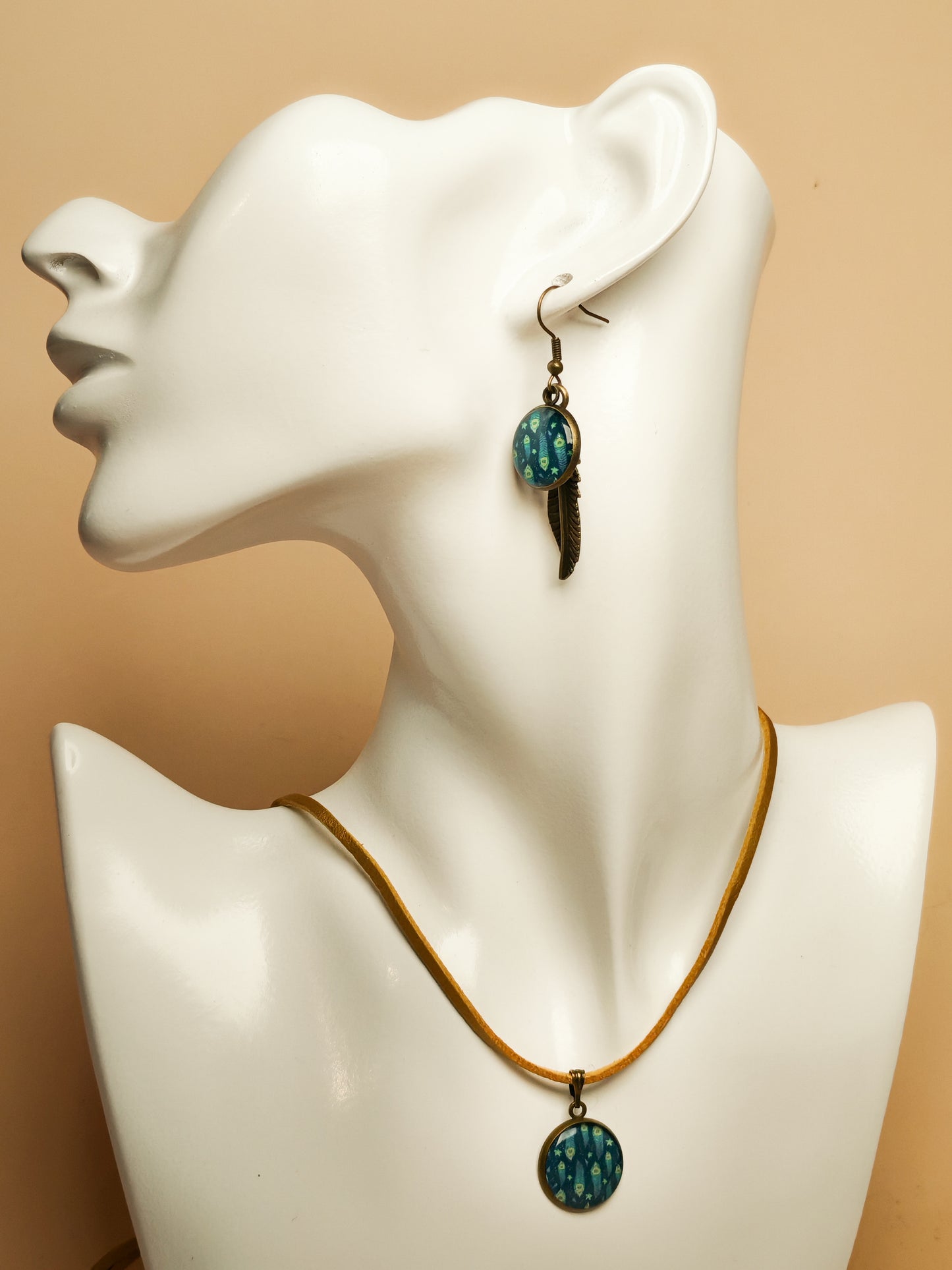 Ensemble pendentif + boucles d’oreilles – Plumes de minuit