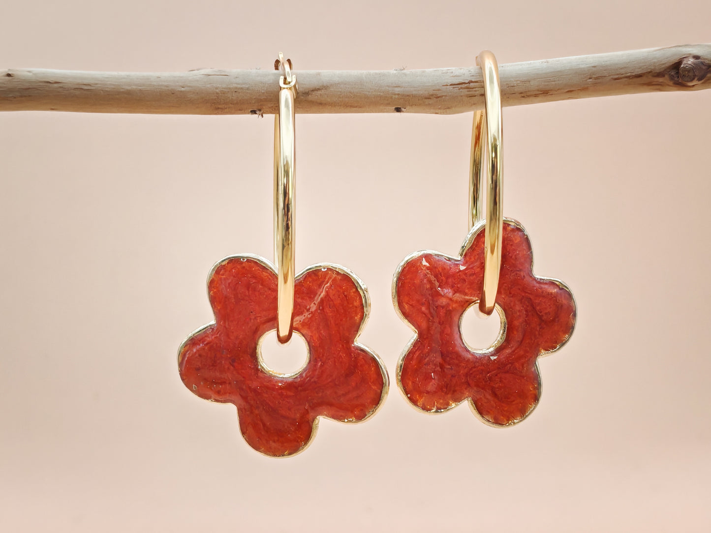 Boucles d’oreilles – Fleurs de résine rouge profond