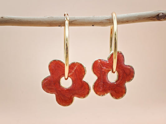 Boucles d’oreilles – Fleurs de résine rouge profond