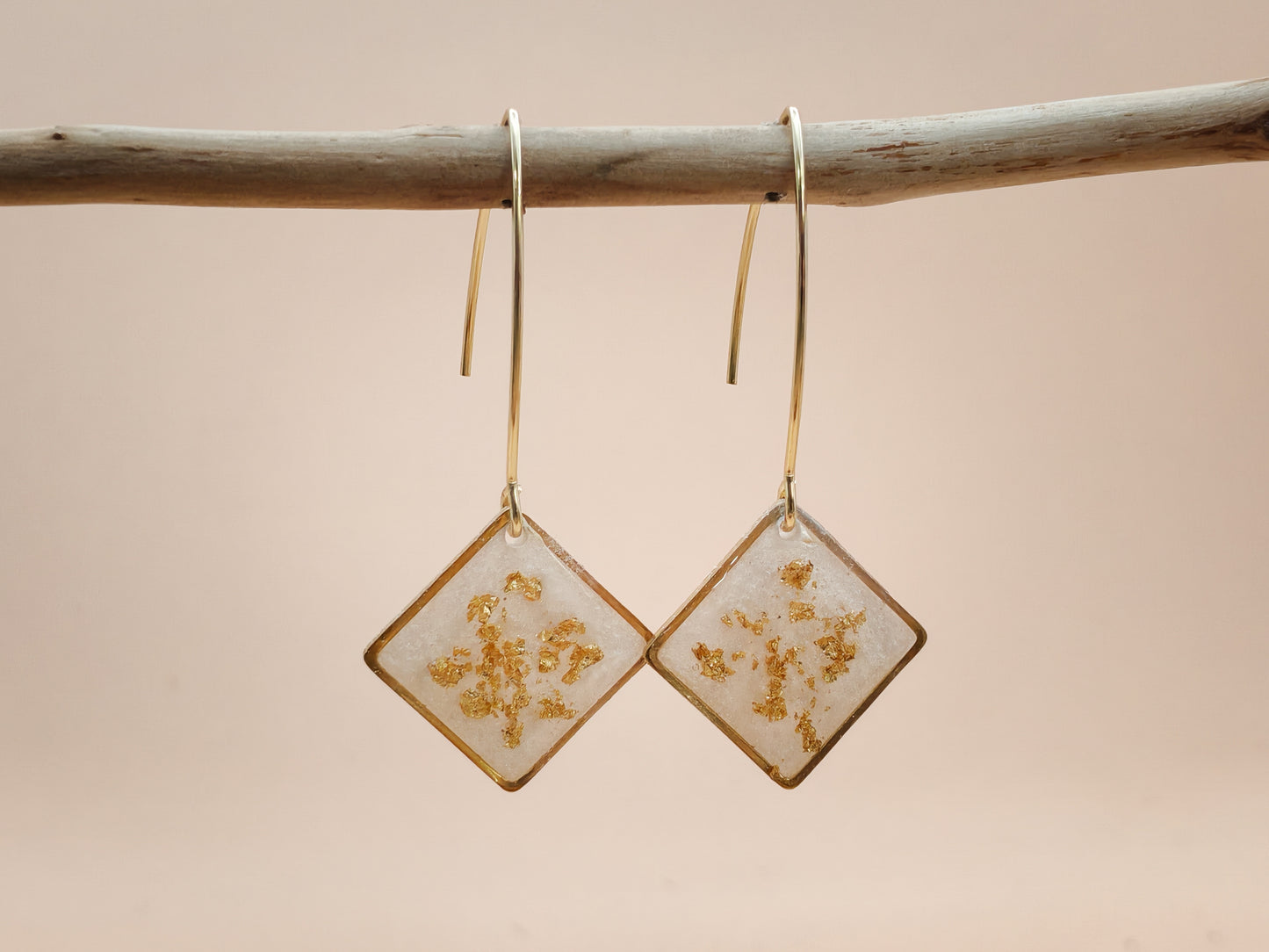 Boucles d’oreilles – Carrés lumineux blancs aux éclats dorés