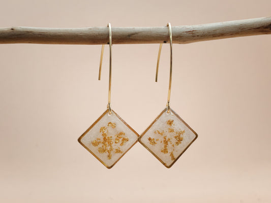 Boucles d’oreilles – Carrés lumineux blancs aux éclats dorés