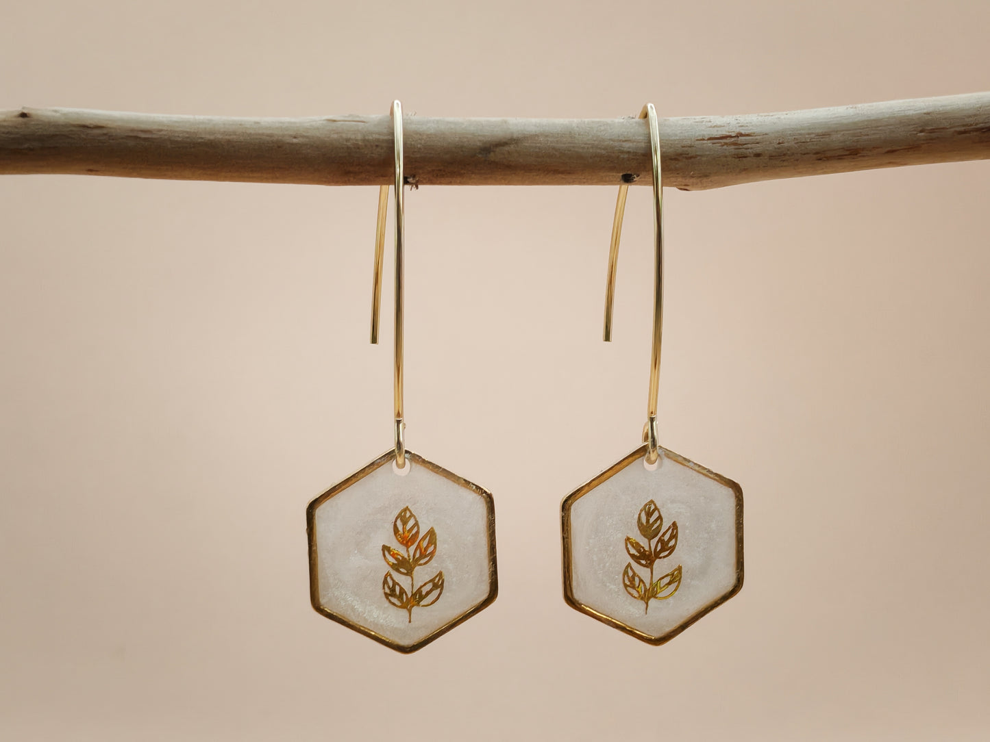 Boucles d’oreilles – Hexagones blancs nacrés au feuillage doré
