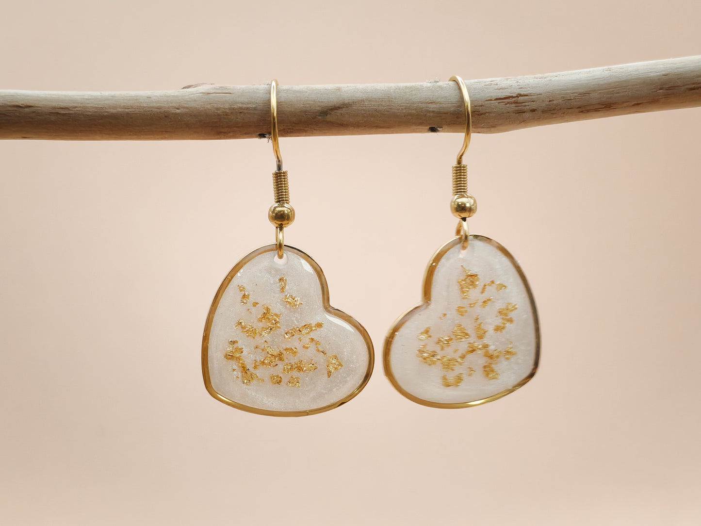 Boucles d’oreilles – Cœurs lumineux blancs aux éclats dorés