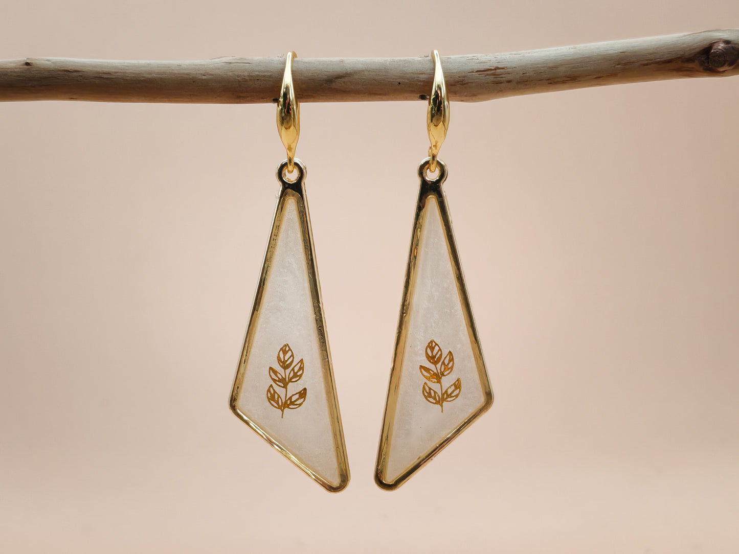 Boucles d’oreilles – Triangles allongés blancs nacrés au feuillage doré