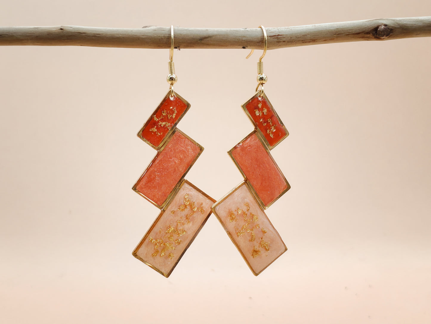 Boucles d’oreilles – Rectangles en cascade rouge et nacré
