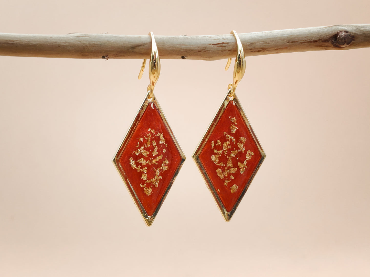Boucles d’oreilles – Losanges rouges éclats dorés