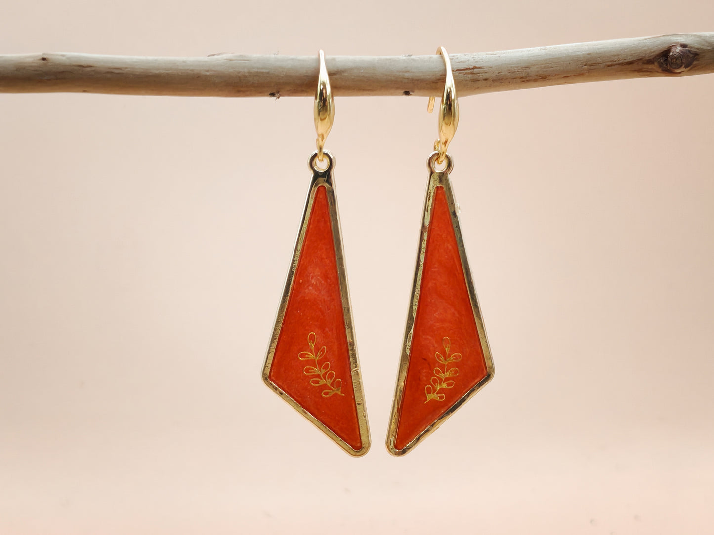 Boucles d’oreilles – Triangles allongés rouges au feuillage doré