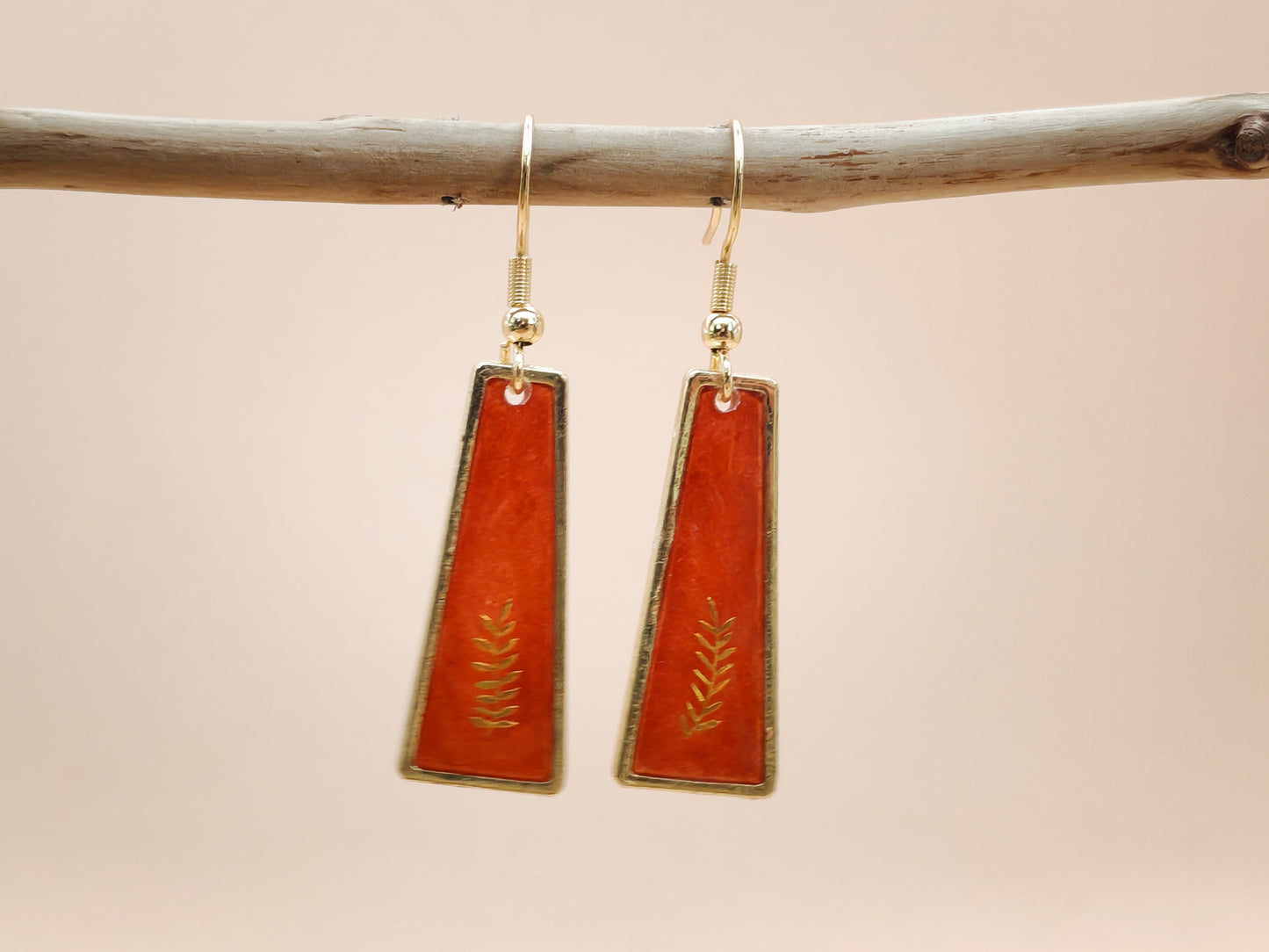 Boucles d’oreilles – Trapèzes allongés rouges au feuillage doré