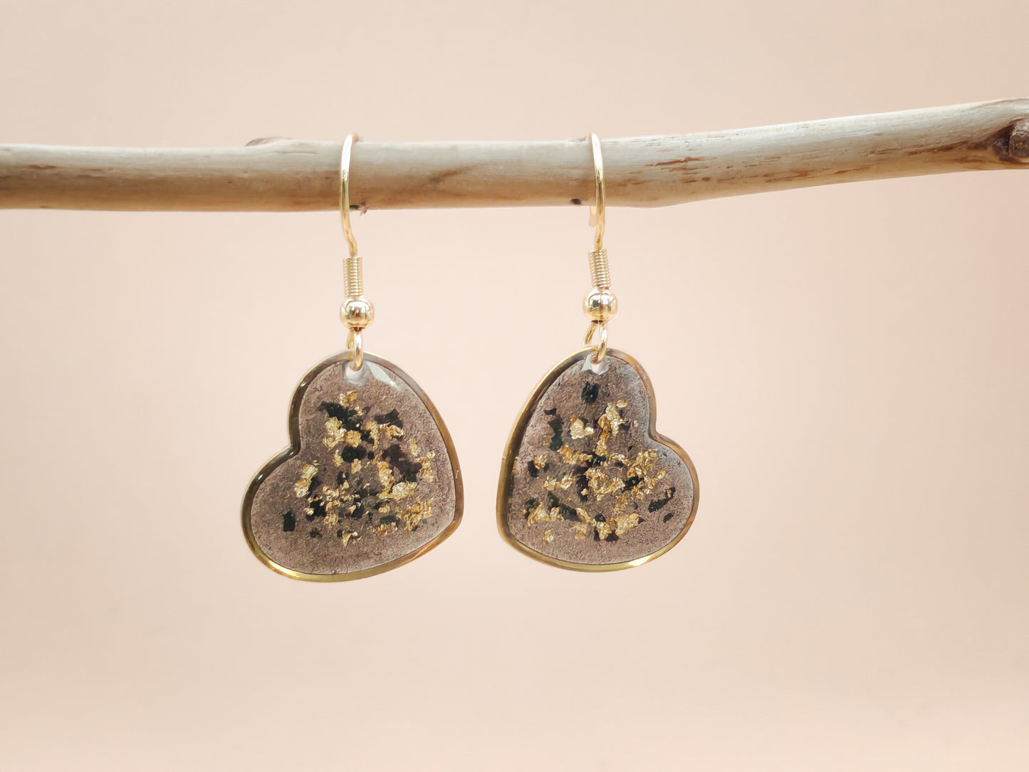 Boucles d’oreilles – Cœurs lumineux noirs aux éclats dorés