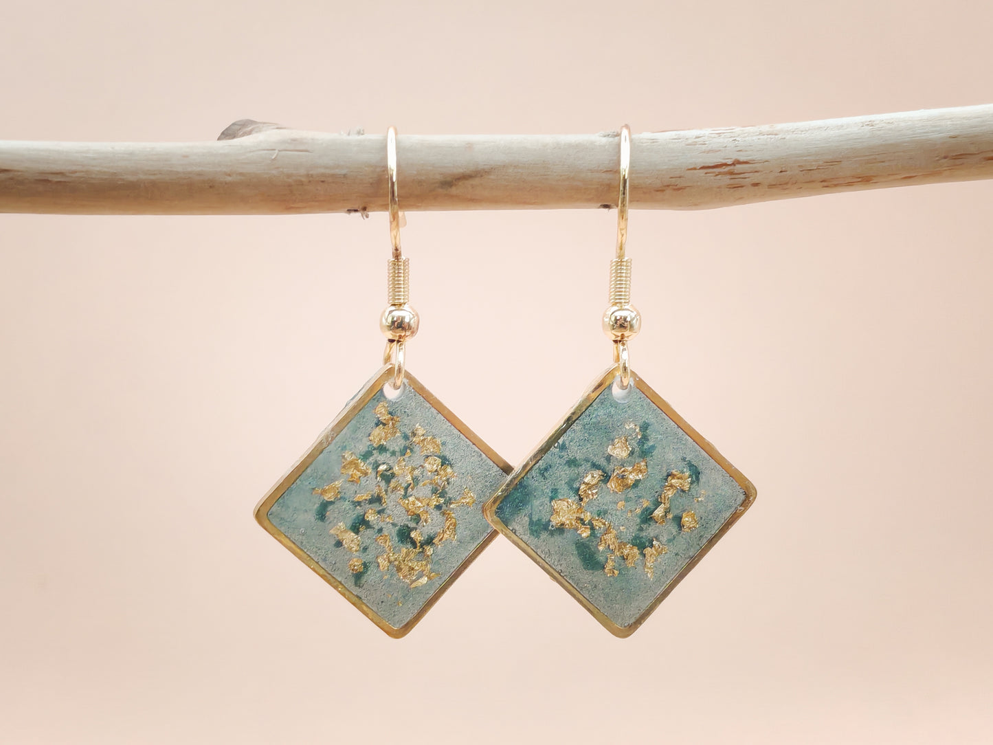 Boucles d’oreilles – Carrés verts profond aux éclats dorés