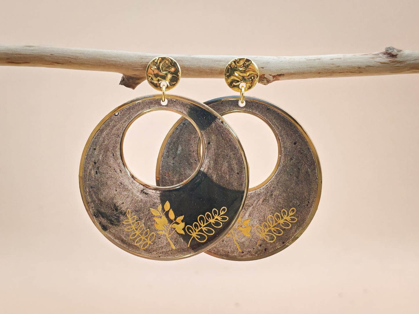 Boucles d’oreilles – Cercles noir profond au feuillage doré