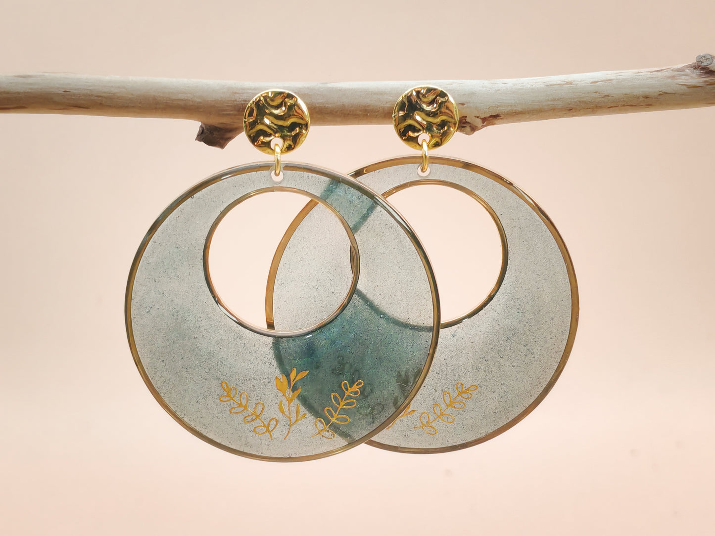 Boucles d’oreilles – Cercles profonds au feuillage doré